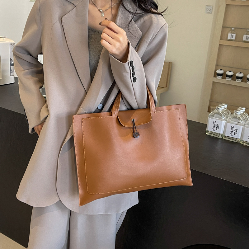 A simple and large-capacity handbag for women, a new style of fashionable and retro tote bag in 2024, a solid color for commuting to work Application Scenario