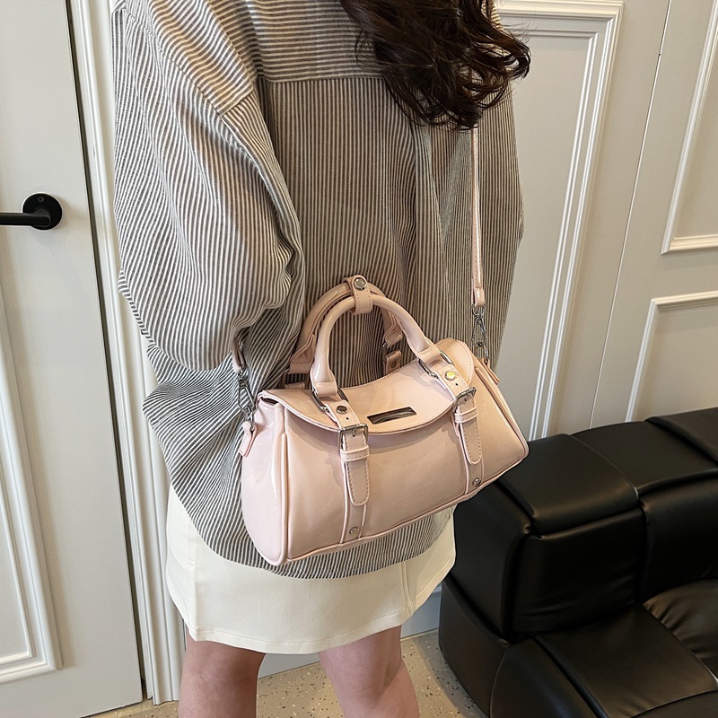 High-quality silver hand-held small bag for women, 2025 new style for work and commuting pillow bag, fashionable single-shoulder crossbody bag details Picture