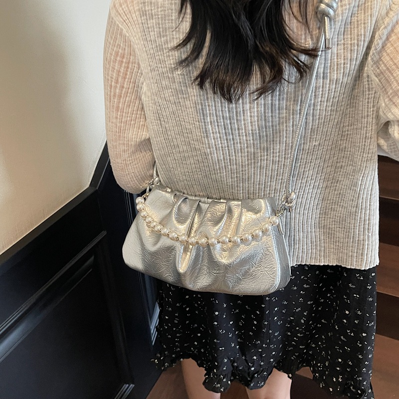 High-end underarm bag 2025 new style versatile handbag, beaded single-shoulder bag, pleated crossbody bag, fashionable small square bag Application Scenario