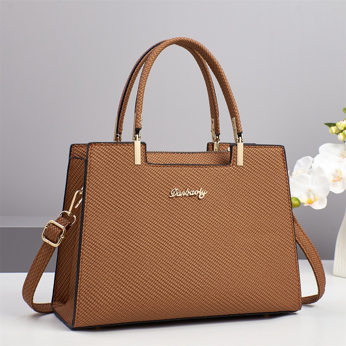 This new solid-color fabric-textured crossbody bag is versatile for spring and summer and is a high-quality large bag for a family of three on Mother's Day full figure