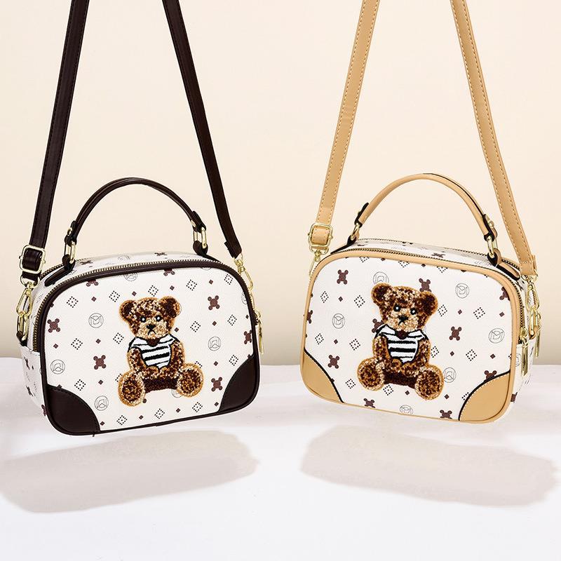 Cute little bear small square bag for girls, fashionable and trendy, single-shoulder crossbody bag for young girls, small bag one-piece consignment Application Scenario