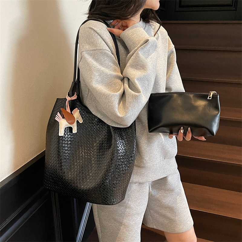The 2025 new style of fashionable, casual and trendy handbag is a high-end, large-capacity, simple single-shoulder tote bag details Picture