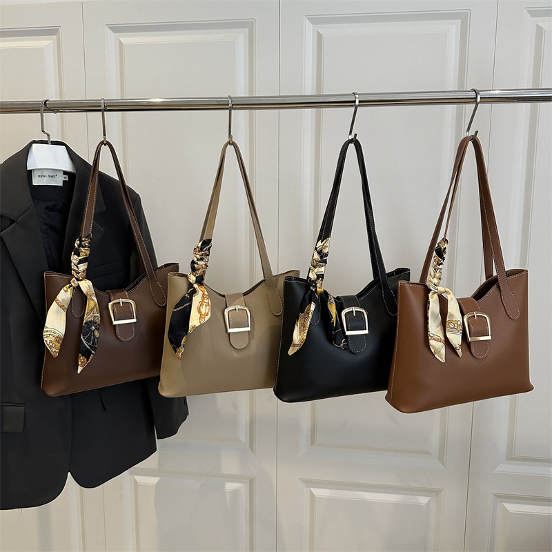 "Bag Women 2025: A new niche design for women's bags, a summer retro underarm bag with a high-quality commuting single-shoulder handbag. Application Scenario