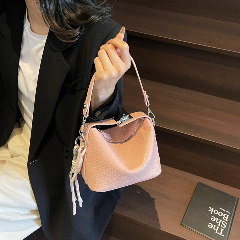 Cross-border fashionable, simple and large-capacity handbag for women, 2025 new style for commuting, casual and versatile, fashionable single-shoulder crossbody bag details Picture