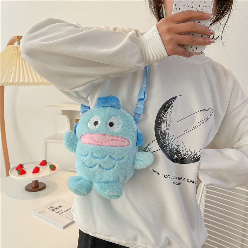 2023 New cute plush cartoon bag, personalized little fish figurine crossbody bag, sweet and girlish single-shoulder crossbody bag Application Scenario