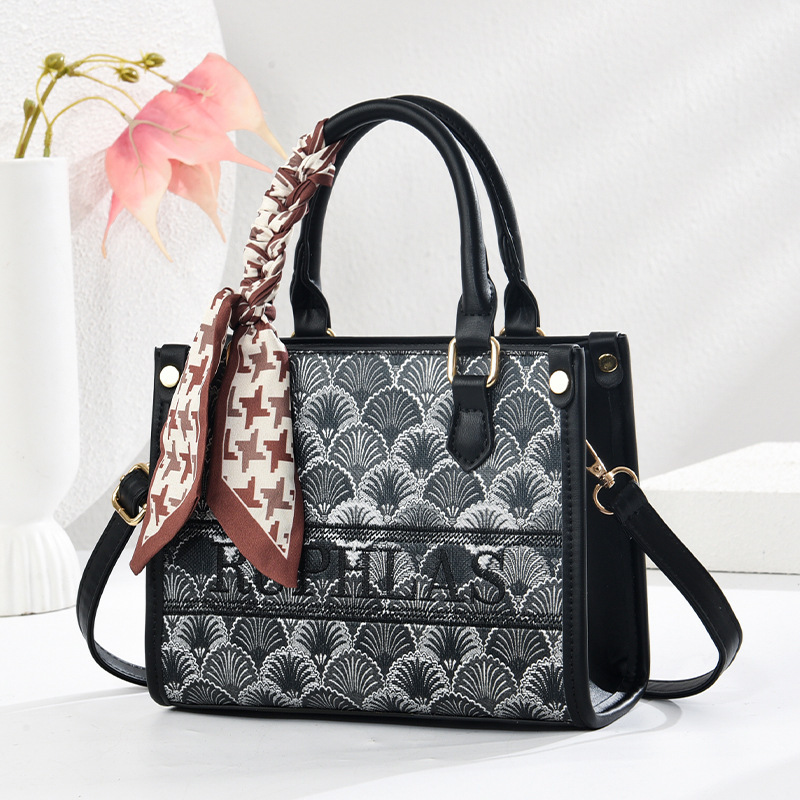 Commuter Tote bag for Women 2025 New style, high-end patterned embroidered handbag, single-shoulder crossbody bag Application Scenario