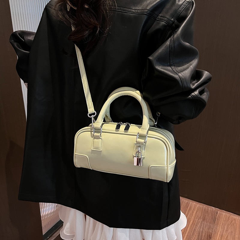 A high-end, trendy solid-color textured handbag for women, a new 2025 fashionable, casual and simple commuting single-shoulder crossbody bag Application Scenario