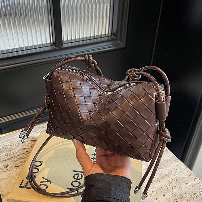 A new trendy, simple and versatile shoulder bag with a niche design sense, a woven bag, and a fashionable crossbody bag for women's shopping and commuting Specification drawing