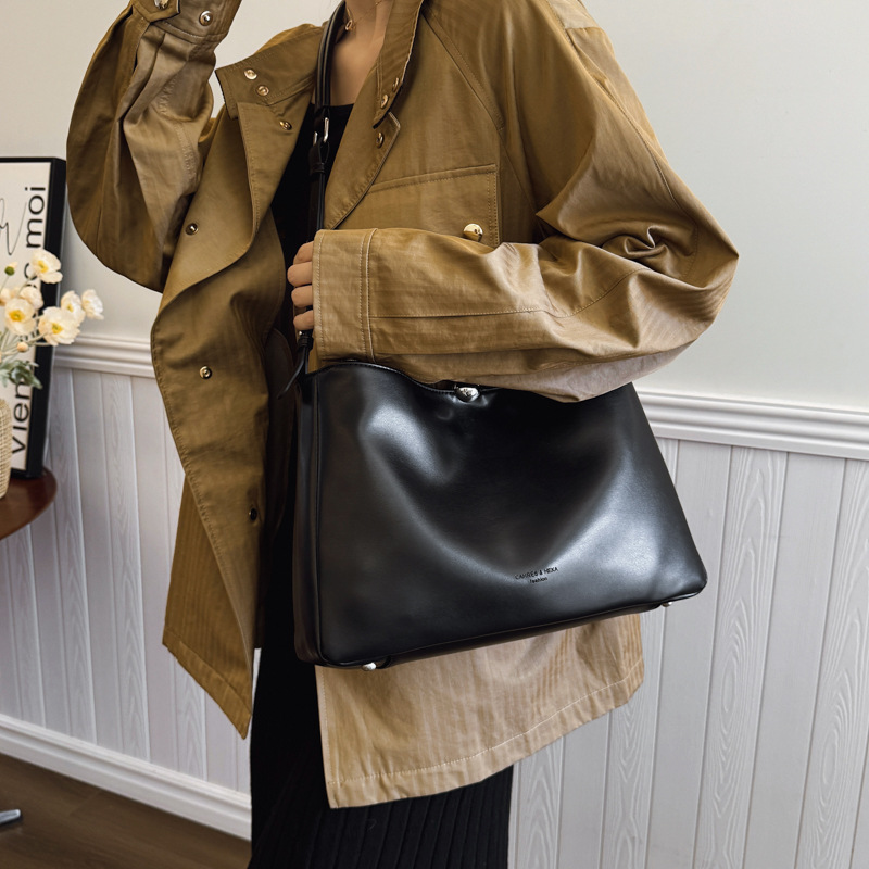 A large capacity bag for women, a new 2025 simple single-shoulder crossbody bag, a fashionable and casual tote bag for work and commuting full figure