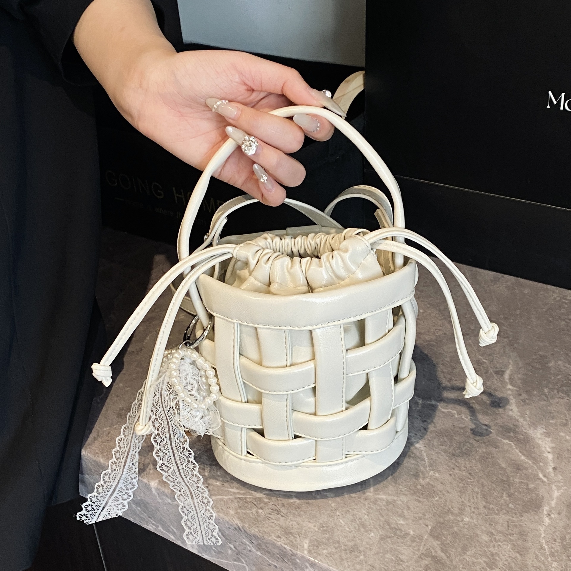 A new, fashionable, simple and versatile crossbody bag for women in 2025, a summer handbag and bucket bag full figure