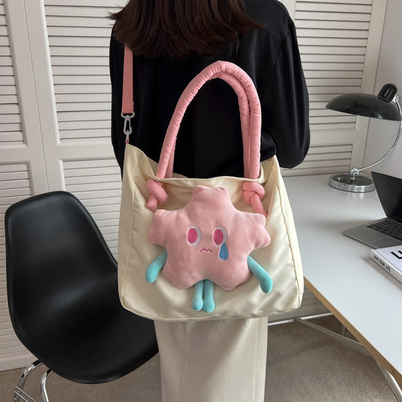 This cute large-capacity bag is the same as the autumn and summer tote bag worn by Yi Mengling. It is a fashionable and niche canvas bag for college students' classes Application Scenario