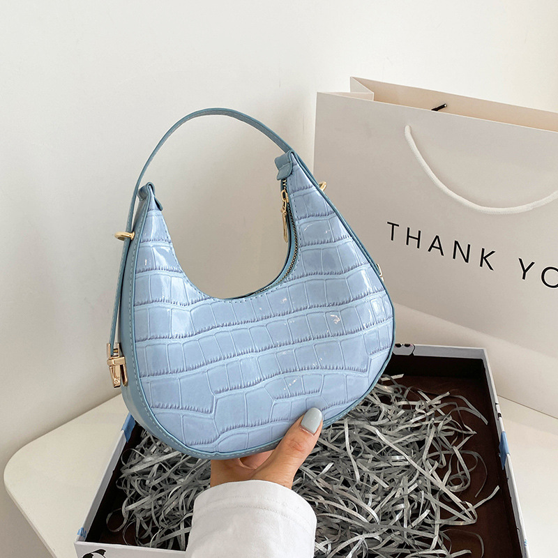 Single-shoulder bag, 2022 new Korean version, trendy and fashionable bag, women's retro crocodile pattern zipper crescent moon bag, simple handbag full figure