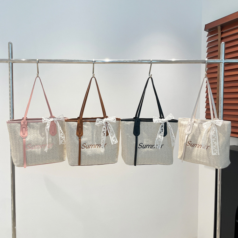 Fashionable and retro style, individual and elegant, trendy woven bag, women's underarm bag, new spring single-shoulder handbag Application Scenario