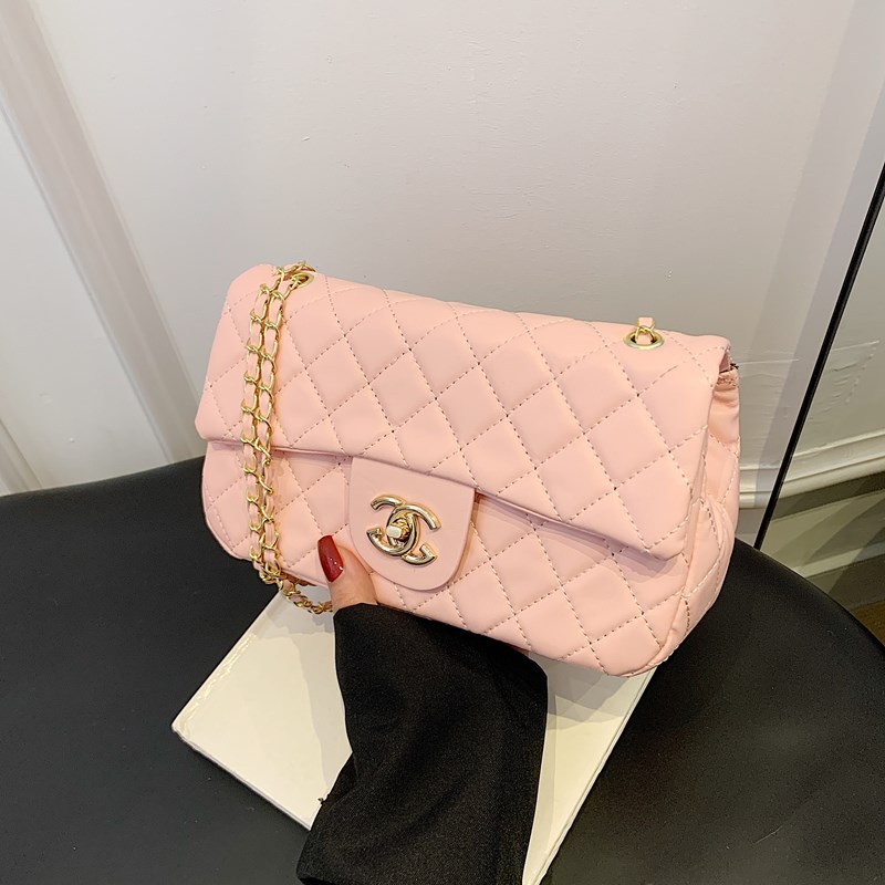 The new spring 2025 Chanel style women's bag is a simple and elegant single-shoulder bag with a retro and casual style and a large capacity crossbody bag full figure