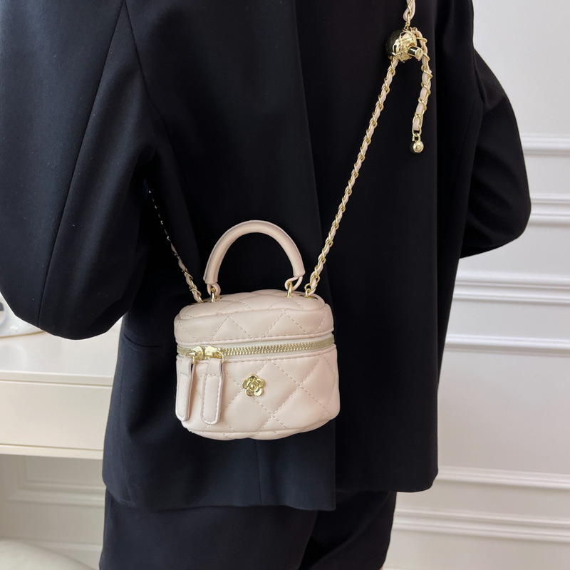 A stylish, light luxury, versatile hand-held box bag for women, a new high-end texture diamond-shaped chain single-shoulder crossbody bag for summer 2025 Application Scenario