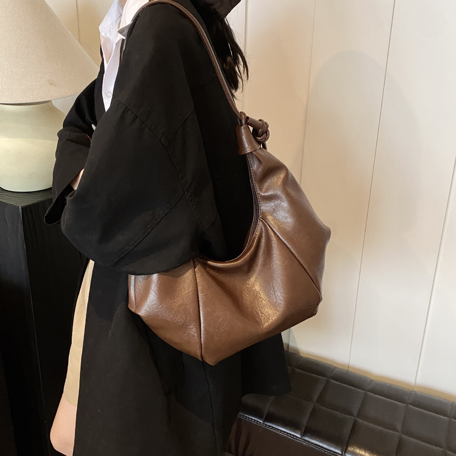 High-end women's large-capacity 2024 new trendy autumn and winter design crossbody bag, commuting dumpling bag details Picture