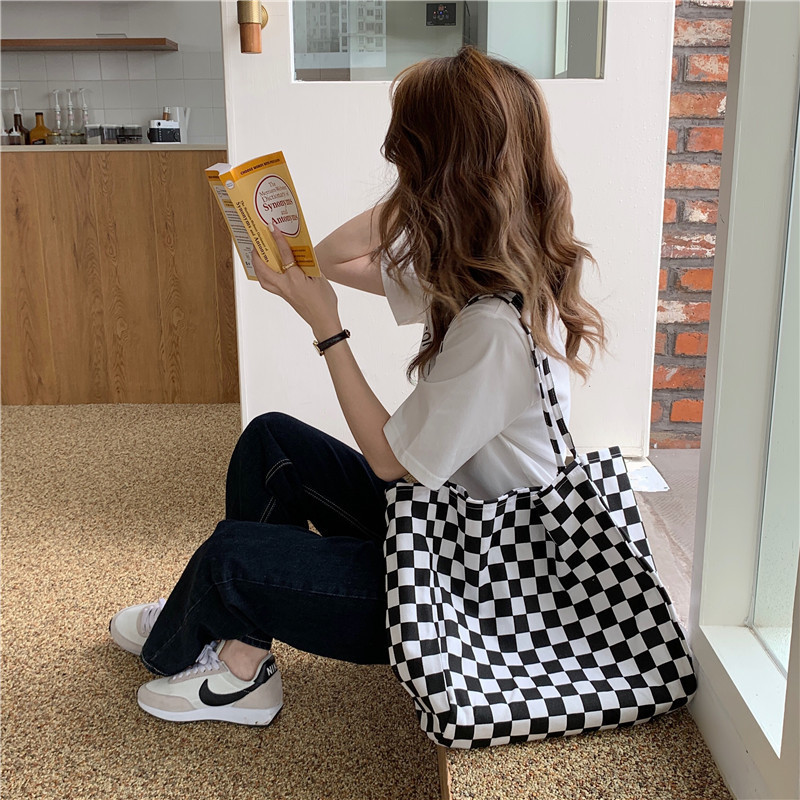 18182 Japanese and Korean chic black and white checkered canvas bag, large-capacity single-shoulder bag for women, simple student handbag Application Scenario