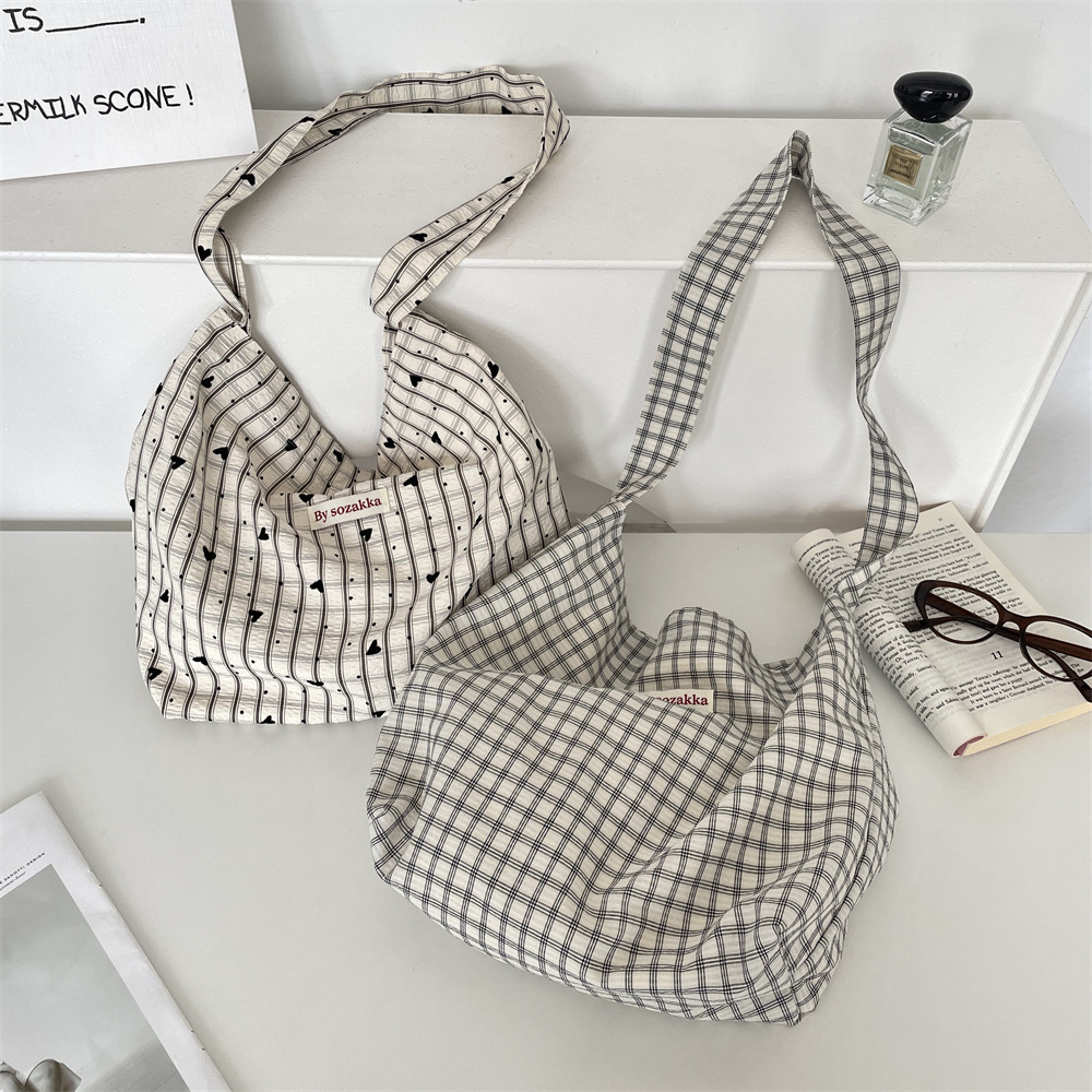 5741 Korean version simple and lightweight checkered crossbody tote bag, 2025 new versatile shoulder bag, summer canvas bag Application Scenario
