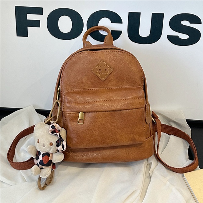 Retro and fashionable soft leather handbag for women, 2025 new style, stylish and versatile solid color small backpack, travel and play backpack full figure