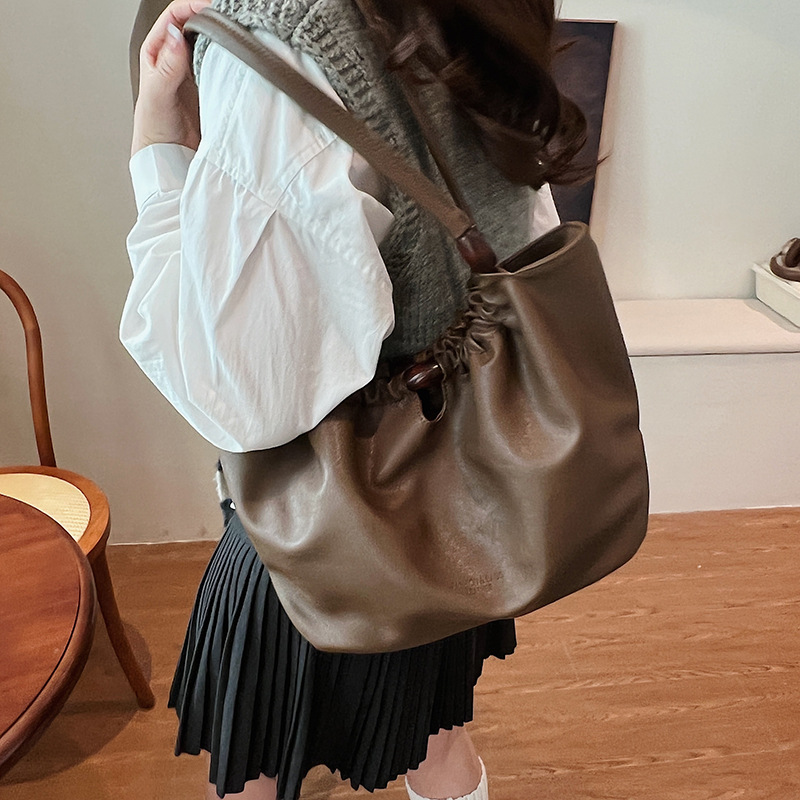 Fashionable pleated large-capacity tote bag for women 2024 new style simple and casual single-shoulder bag for work and commuting women Application Scenario