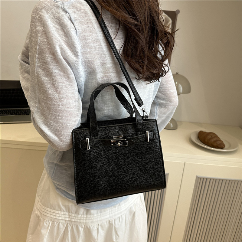 A stylish and fashionable urban hand-held handbag for the summer of 2025, a trendy and versatile single-shoulder crossbody bag for women details Picture