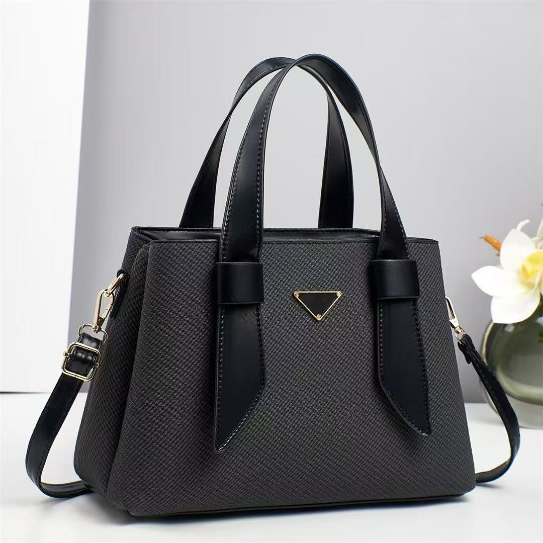A new 2025 trendy solid color Korean-style, stylish and individualistic, versatile, fresh and clean hand-held shoulder crossbody trendy women's bag full figure