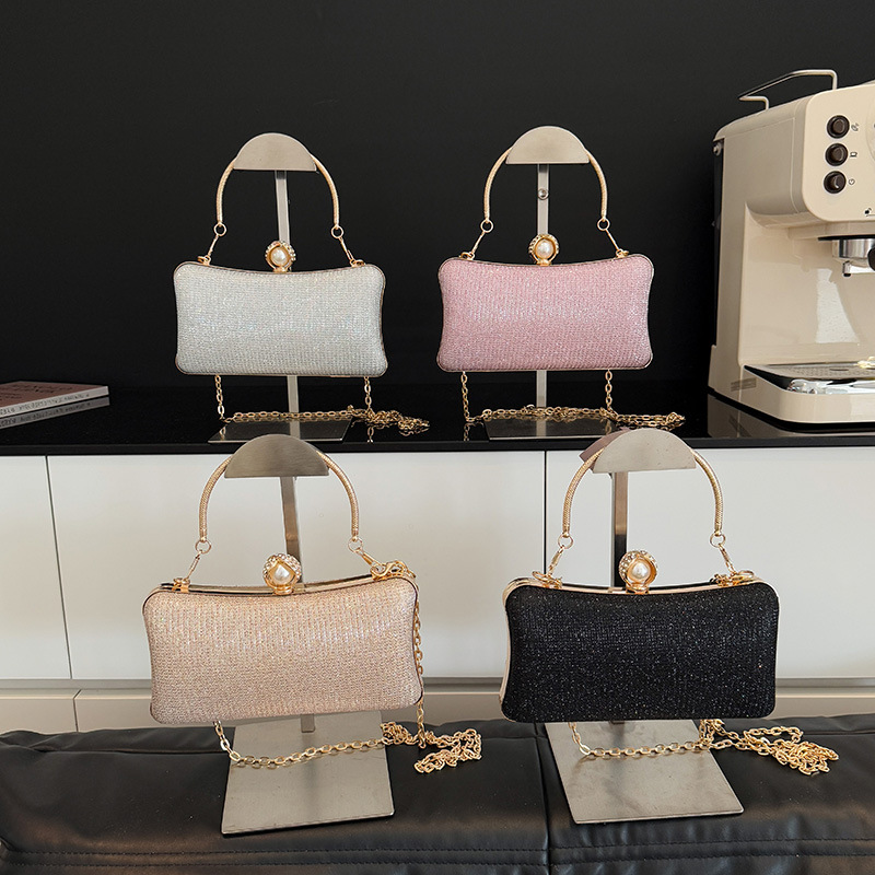 2025 Cross-border New fashion chain handbag, banquet bag, single-shoulder crossbody small square bag, unique hand-held mouth gold bag Application Scenario