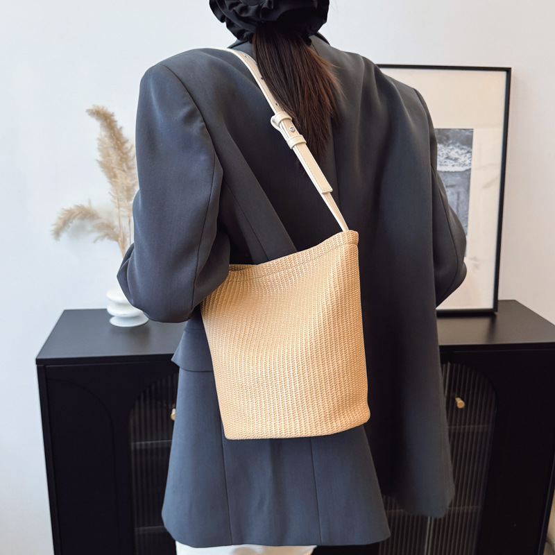 2025 New seaside vacation beach woven bag for women, fashionable, versatile and trendy, large-capacity straw woven single-shoulder crossbody bag details Picture