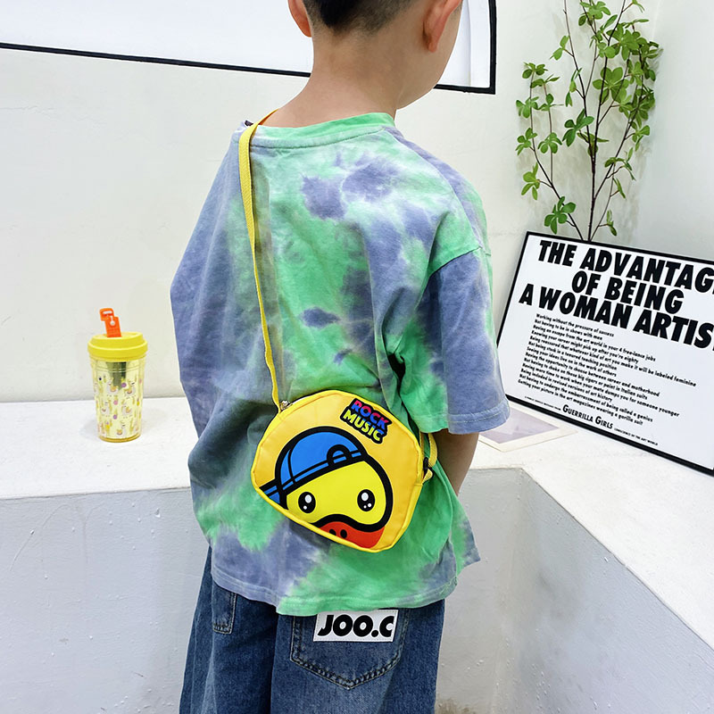 Fashionable 2023 Summer New cute boys' and girls' crossbody bag with cartoon print coin purse, kindergarten baby single-shoulder details Picture