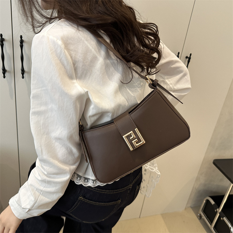 The new 2025 fashionable and trendy single-shoulder bag with a niche design, a unique and stylish underarm bag, and a small square crossbody bag details Picture