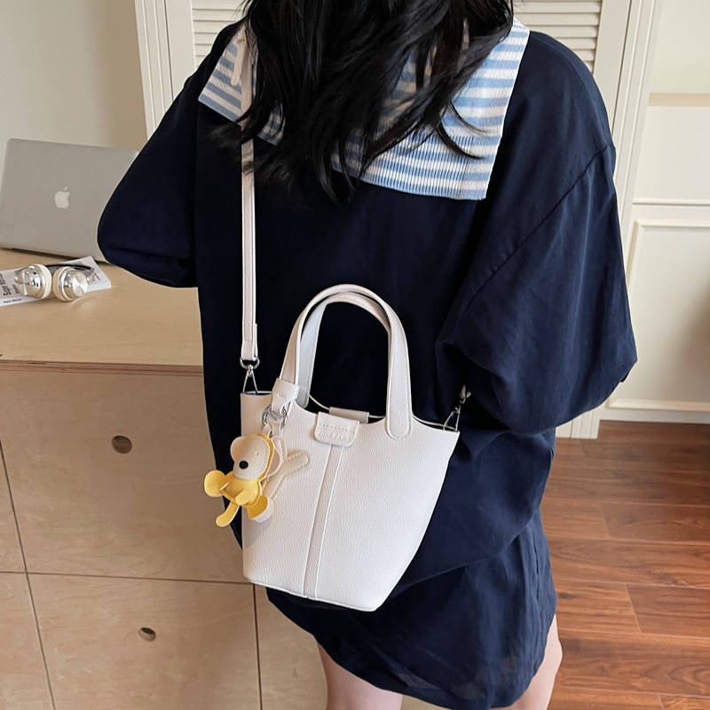 2025 New niche handbags: lychee pattern bucket bag, high-end vegetable basket bag, single-shoulder bag, fashionable crossbody bag Application Scenario