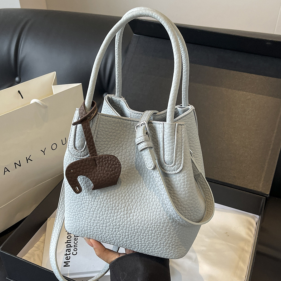 High-end and stylish single-shoulder small bag for women, 2025 new trendy and versatile crossbody bag, fashionable hand-held bucket bag full figure
