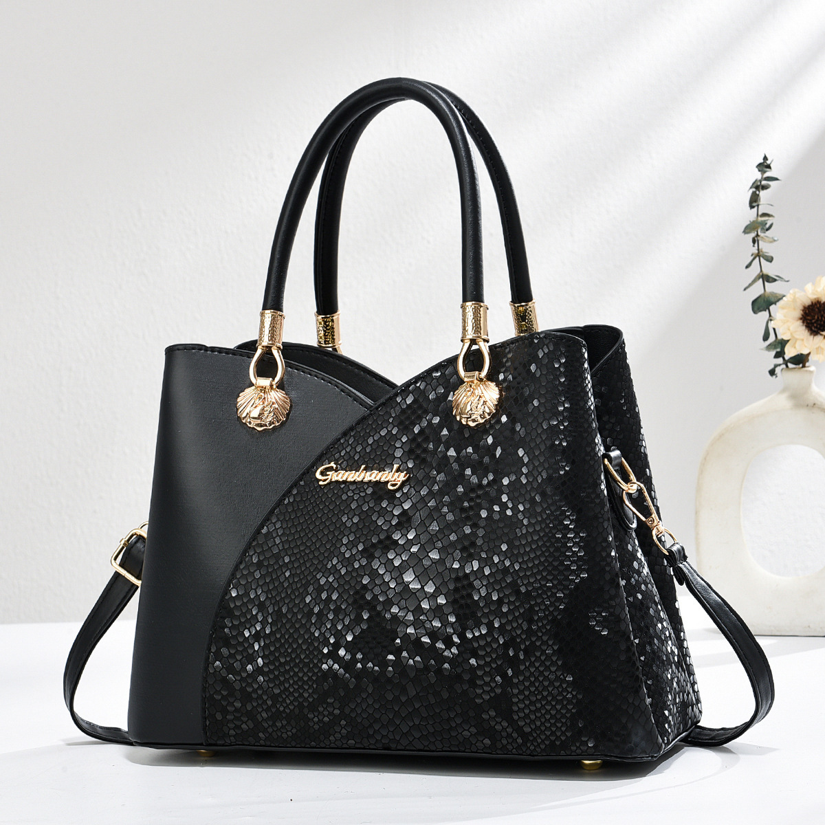 This is a grand handbag for middle-aged mothers on Mother's Day. It has a large capacity and can be worn diagonally on one shoulder by the wedding mother-in-law details Picture
