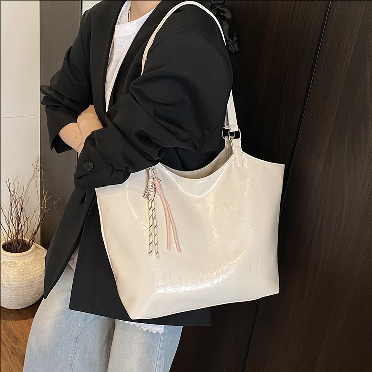 Korean style, high-end texture, large-capacity tote bag for women, new Spring/Summer 2025, versatile for work and commuting single-shoulder bag full figure
