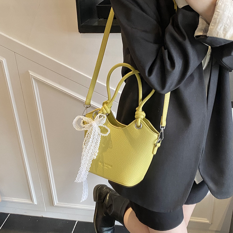 Fashionable solid color simple hand-held bucket bag for women, 2025 new Korean style Instagram single-shoulder bag, trendy and casual crossbody bag details Picture