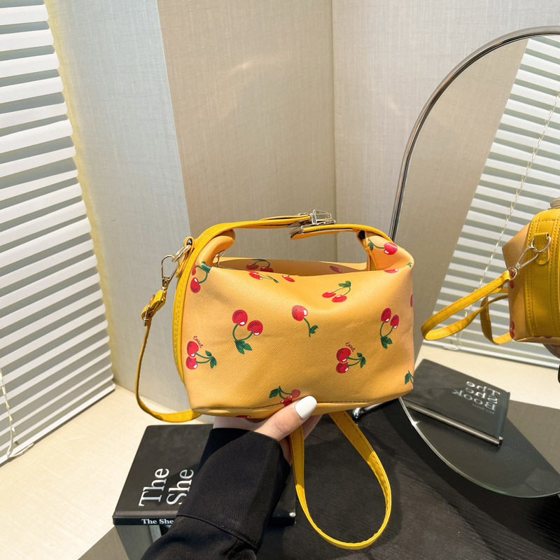 The 2025 summer new cute cherry single-shoulder crossbody bag is a fashionable handbag for women and a commuting dumpling bag full figure