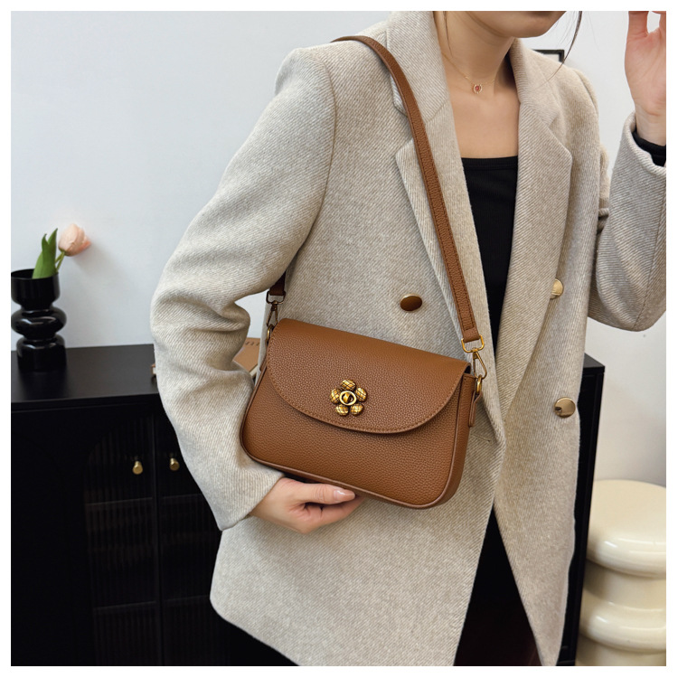 A high-end and niche design bag for women, a new 2024 retro and versatile single-shoulder crossbody bag, a fashionable small square bag for commuting full figure