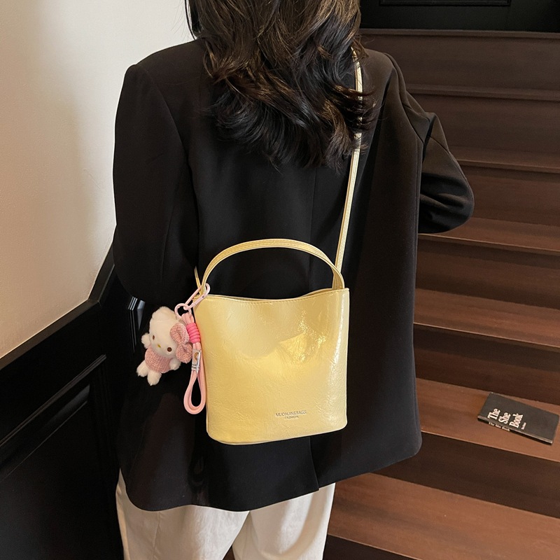 A trendy, fashionable, simple and large-capacity commuter bucket bag for women, a new 2025 popular solid color casual single-shoulder crossbody bag Application Scenario