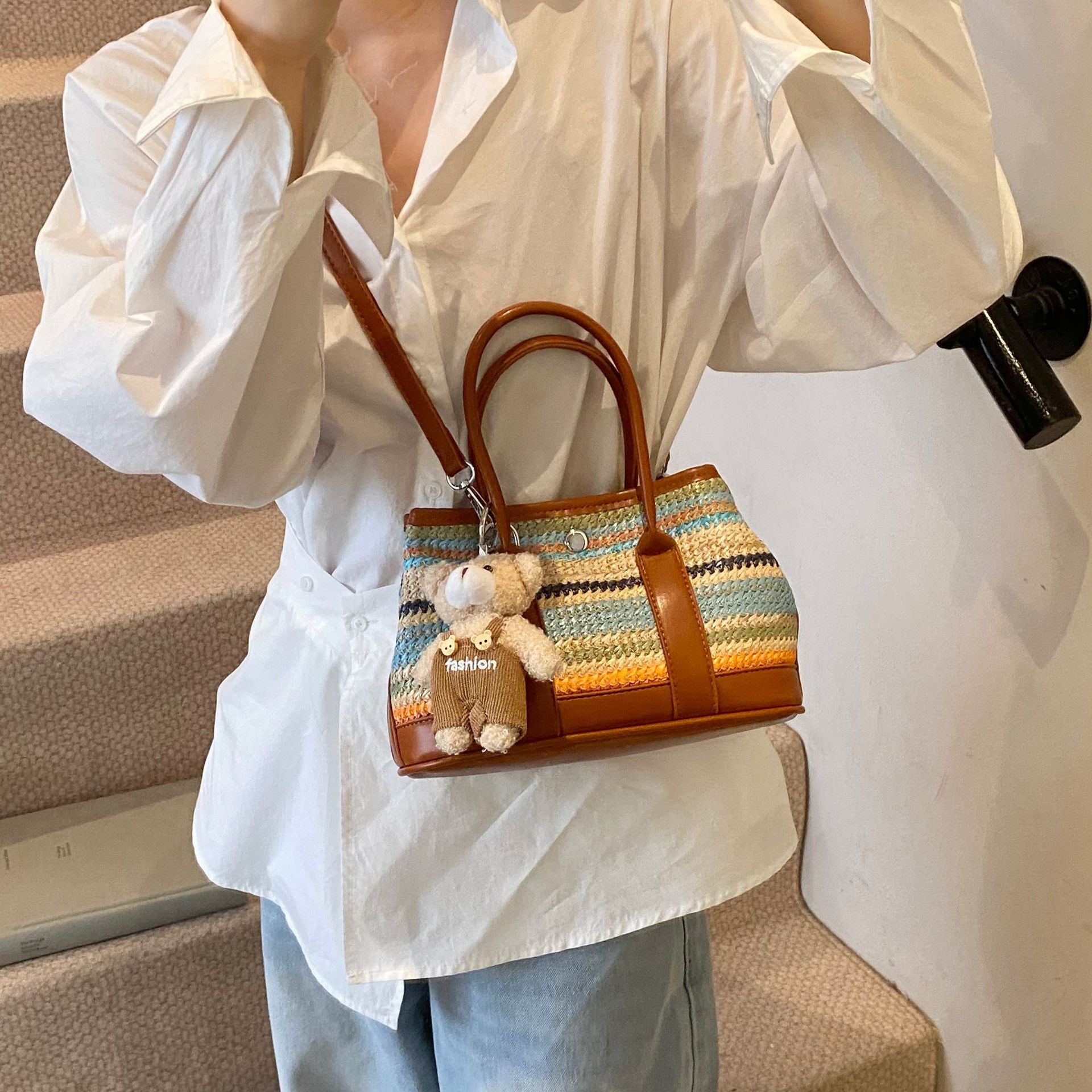 Hand-held color-blocking woven straw bag for women, 2025 Korean style fashionable bucket bag, niche, simple, casual and high-quality crossbody bag Specification drawing