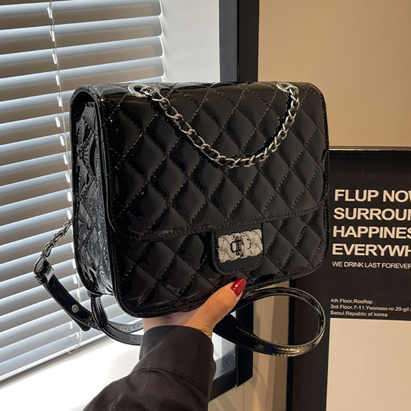 A niche design square bag for women, a new 2024 school-style patent leather chanel-style fashionable chain handbag full figure