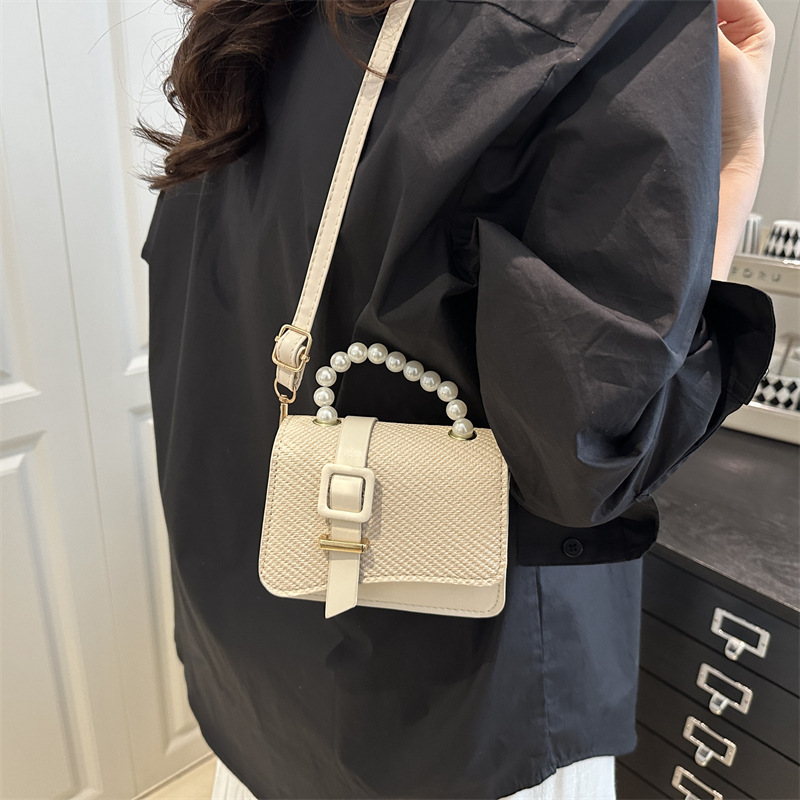 This is a stylish and versatile single-shoulder crossbody bag for women, featuring a fresh and elegant style. It's a small square bag with embroidered thread details Picture