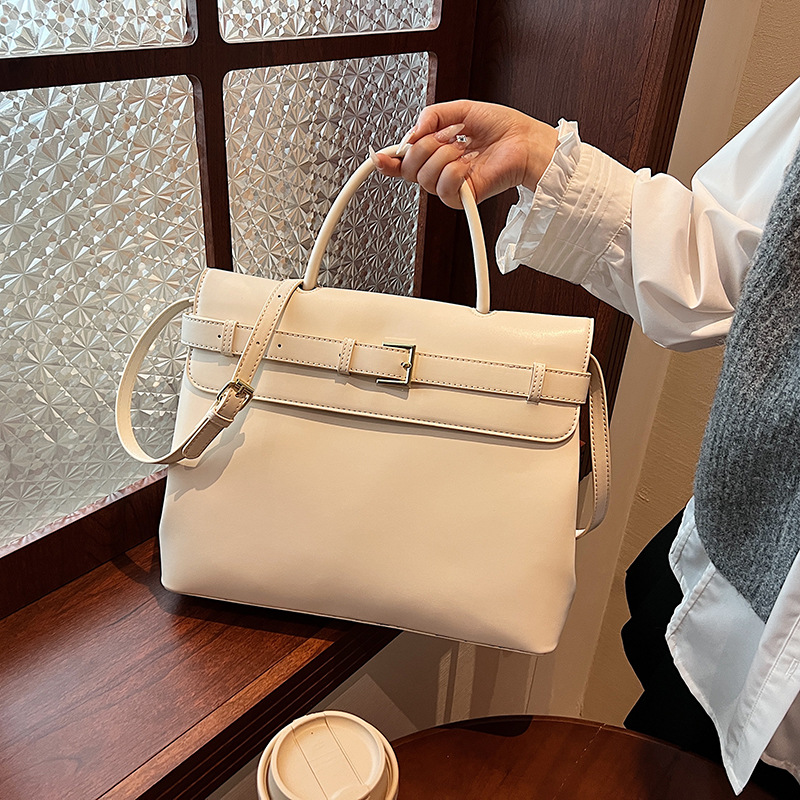This is a new 2025 trendy and versatile handbag with a high-end and niche design. It is a simple and elegant single-shoulder crossbody bag for women full figure