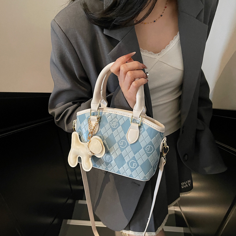 A niche color-blocking diamond-shaped hand-held bucket bag for 2025, a simple, trendy, fashionable and versatile single-shoulder crossbody bag details Picture