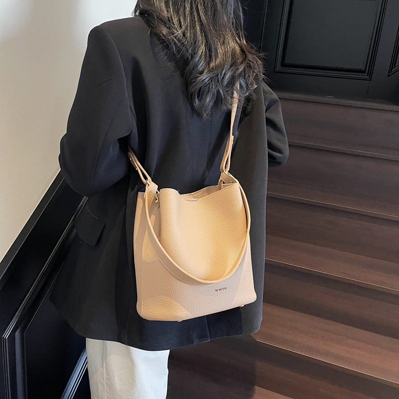 Cross-border retro large-capacity commuter bucket bag for women, 2025 new style simple handbag, high-end crossbody bag Specification drawing