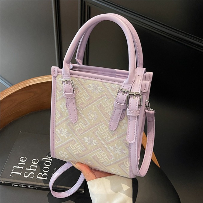 The 2025 new style of fashionable and stylish high-end texture handbag is a versatile and simple printed commuting single-shoulder crossbody bag for women full figure