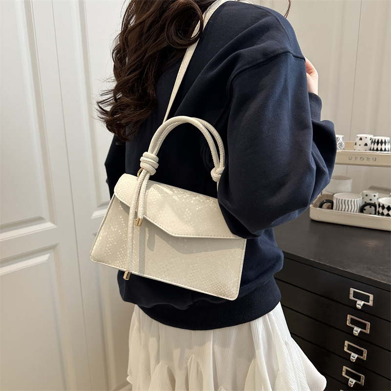 This new solid-color, stylish, embossed single-shoulder crossbody bag is a popular and personalized women's commuter bag this year details Picture