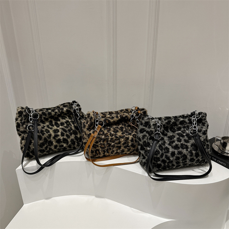 The fluffy leopard print women's large-capacity 2024 winter new trendy and versatile shoulder bag and casual tote bag Specification drawing