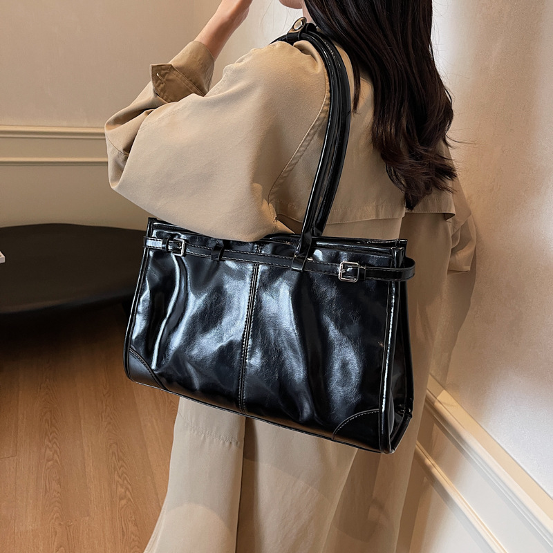High-end oil-wax leather large-capacity bag for women 2024 new style, trendy and versatile commuter single-shoulder bag, hand-held tote bag Application Scenario
