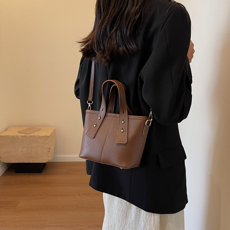 High-end retro Maillard handbag for women, 2024 new style, trendy and versatile single-shoulder crossbody bucket bag Application Scenario