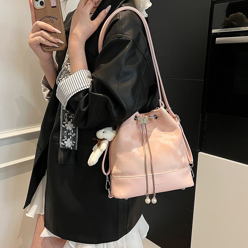 2025 New high-end quality college style single-shoulder bucket bag for women, large capacity drawstring, casual and simple backpack Application Scenario